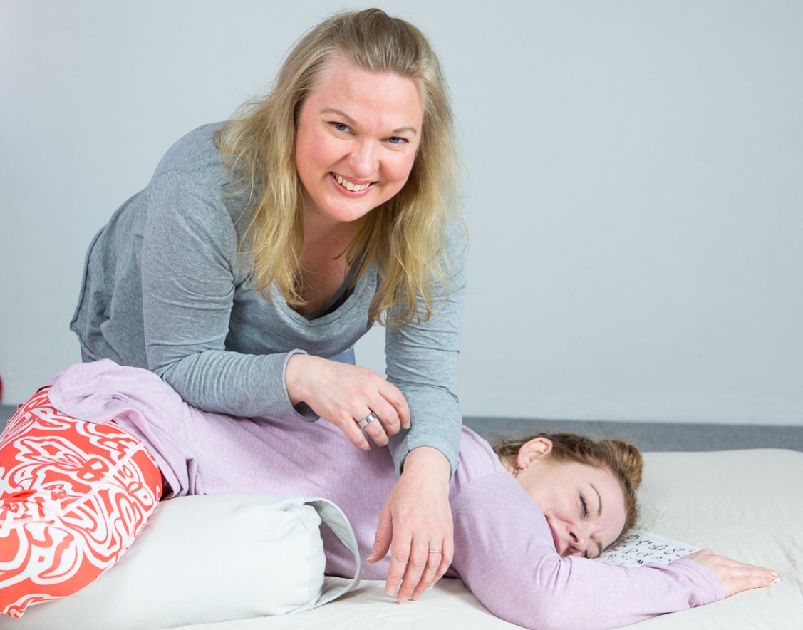 Kuvassa Laura Kokkonen hoitamassa asiakasta.