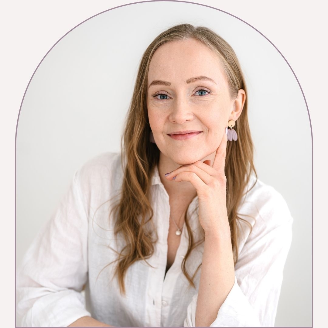 Kätilö minna istuu