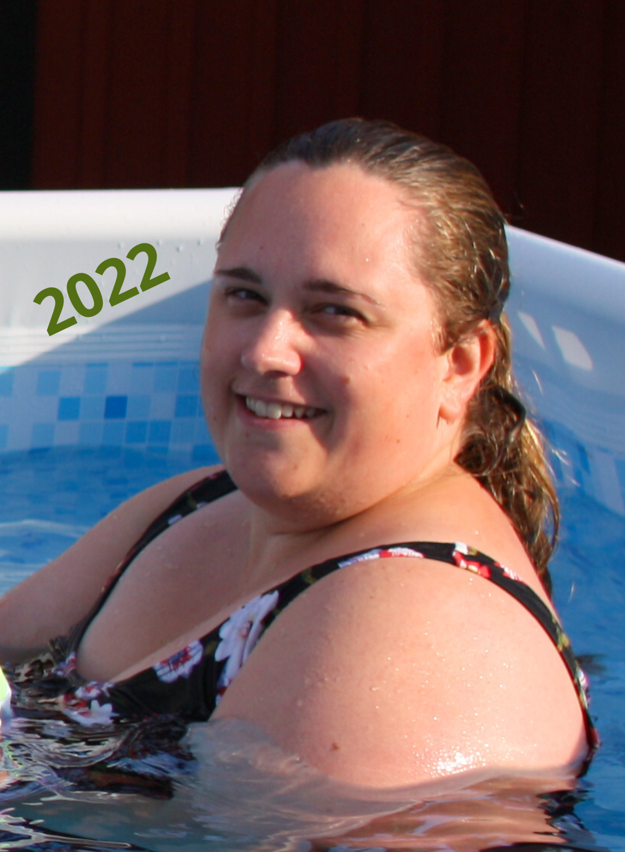 Bild på coach Louise Pilkvist i en pool. En bild från 2022 när hon vägde som mest.