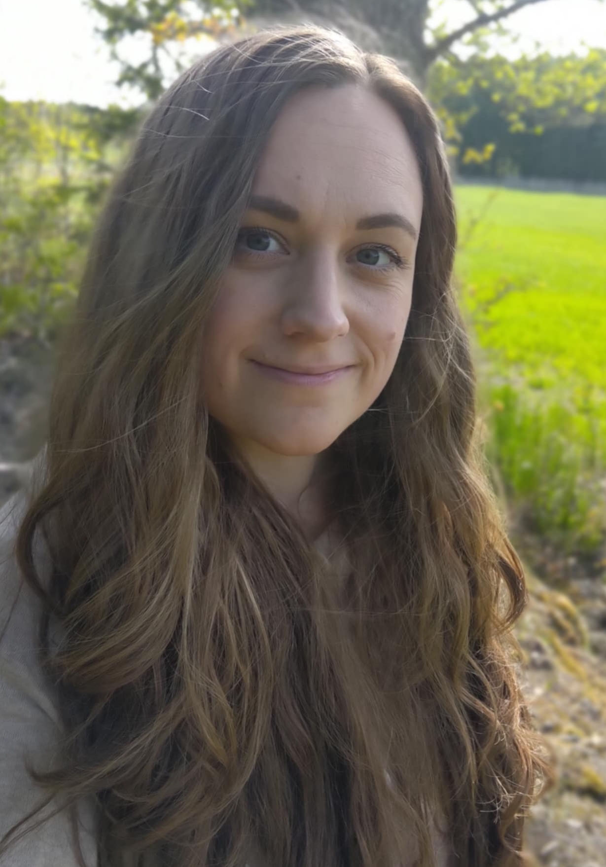 Bild på coach Louise Pilkvist som ler varmt mot kameran.