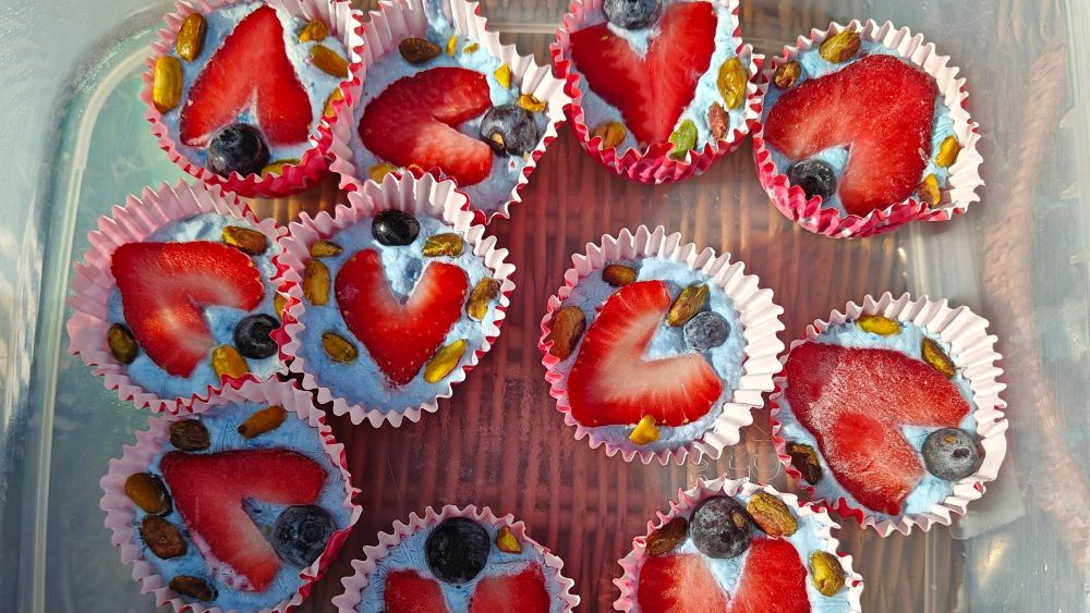 Spirulina yogurt cups