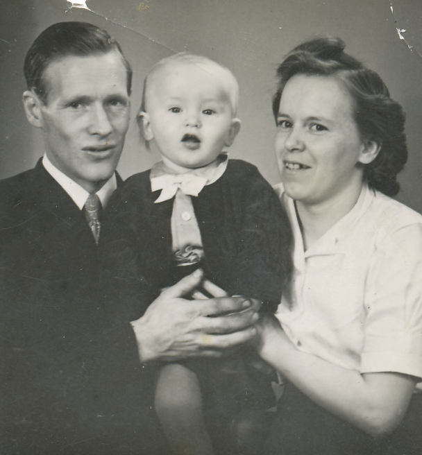 Svartvit bild av Emil och Eva Spring tillsammans med sin lille son Lennart.