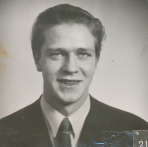 Svartvitt porträtt av den unge Erling Leander Hedblom i kavaj och slips.