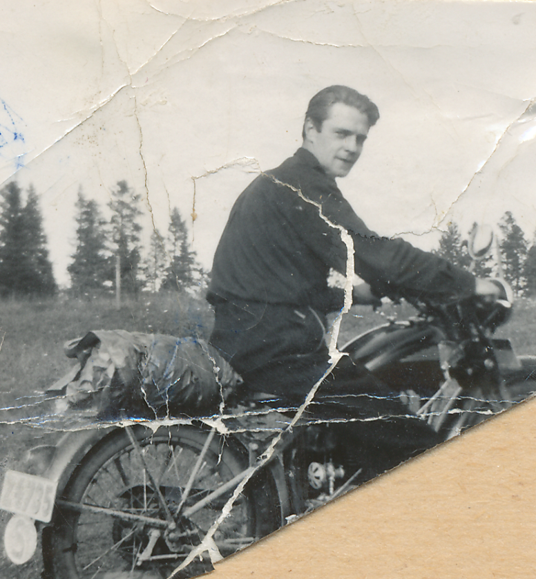 Svartvitt fotografi av den unge Erling sittande på en motorcykel utomhus.