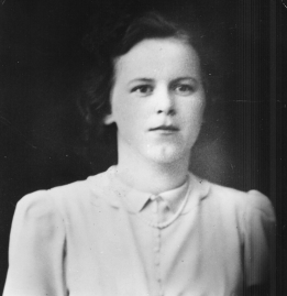 Svartvitt porträtt av den unga Syster Eva Maria Norin.