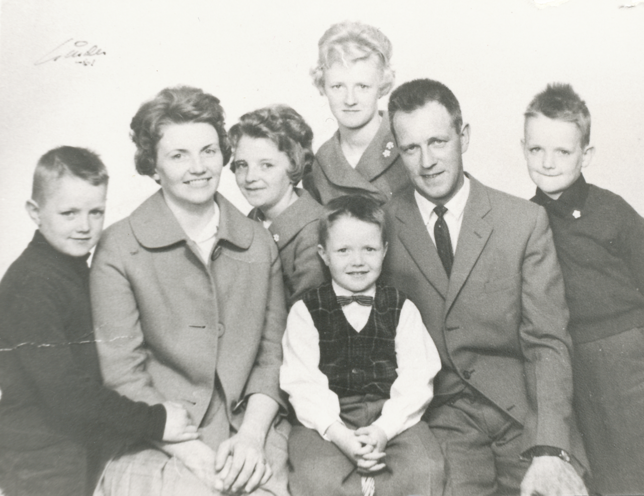 Svartvitt familjefotografi av Mary och Erling tillsammans med sina barn.