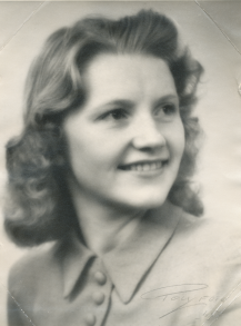 Svartvitt porträtt av den unga Mary Dorence Svedberg.