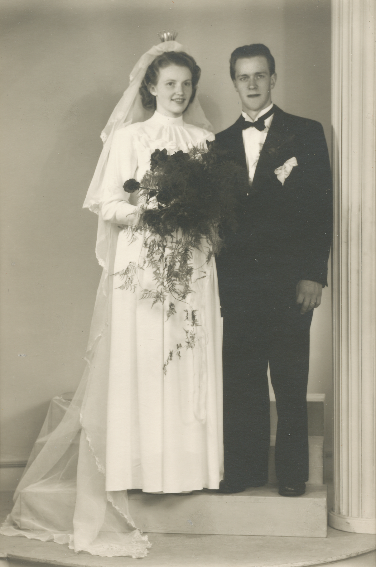 Svartvitt bröllopsfotografi av Mary och Erling Hedblom stående tillsammans.