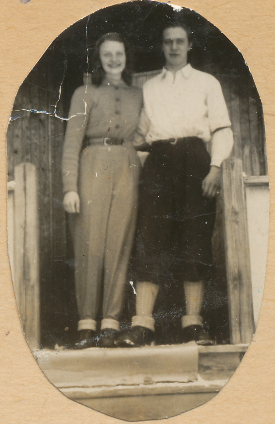 Äldre fotografi av Mary och Erling stående tillsammans utomhus i unga år.