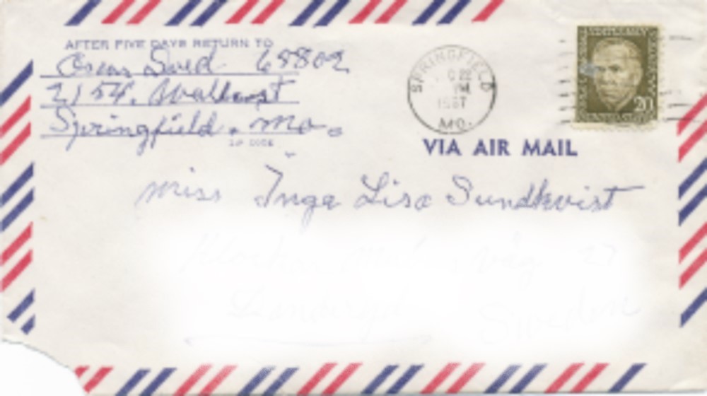 Flygpostkuvert med handskriven adress, amerikanskt frimärke och märkningen “Via Air Mail”.