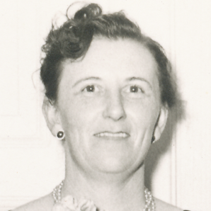 Svartvitt porträtt av Rut Sara Evelina Norin.