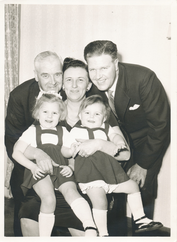 Svartvitt familjefotografi av Rut och Folke tillsammans med barn och en äldre man.