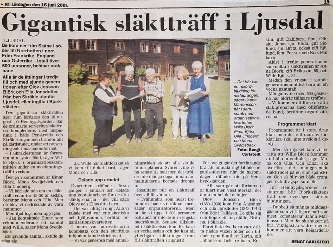 Tidningsurklipp med rubriken ”Gigantisk släktträff i Ljusdal” och fotografi av några av arrangörerna inför Björks släktträff år 2001.
