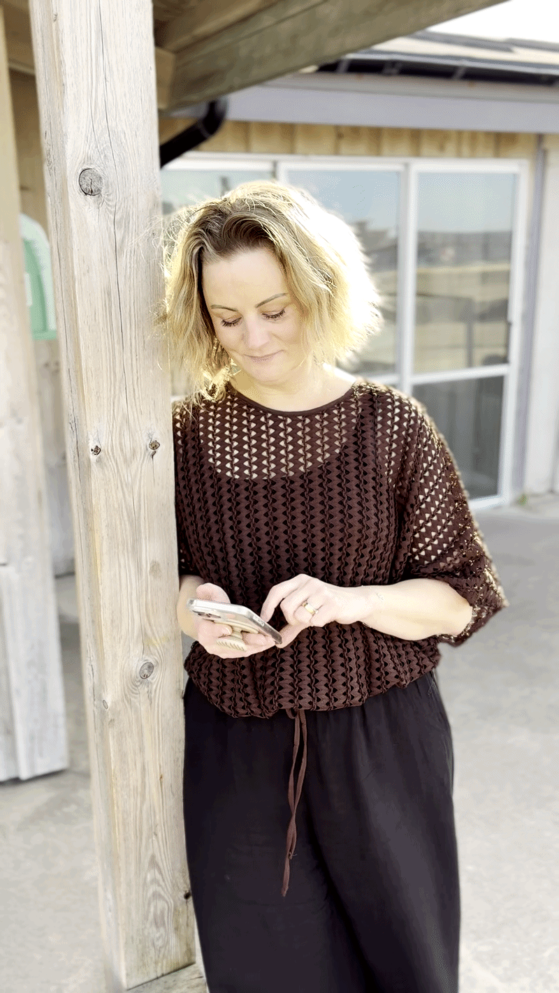 ADHD coachen Sabina håller i ett kaffeglas