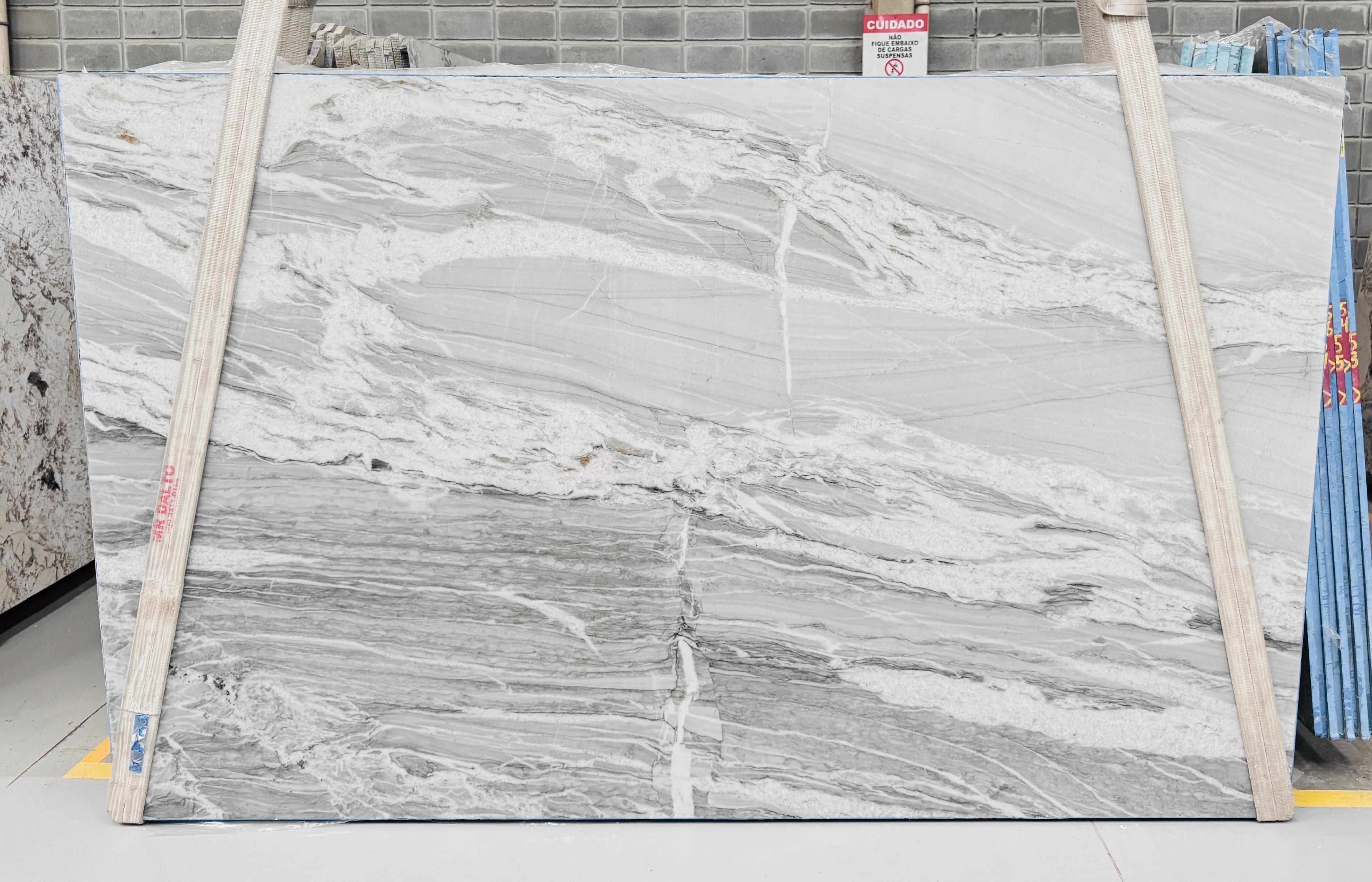 Lot 00034477 — Nuage Quartzite