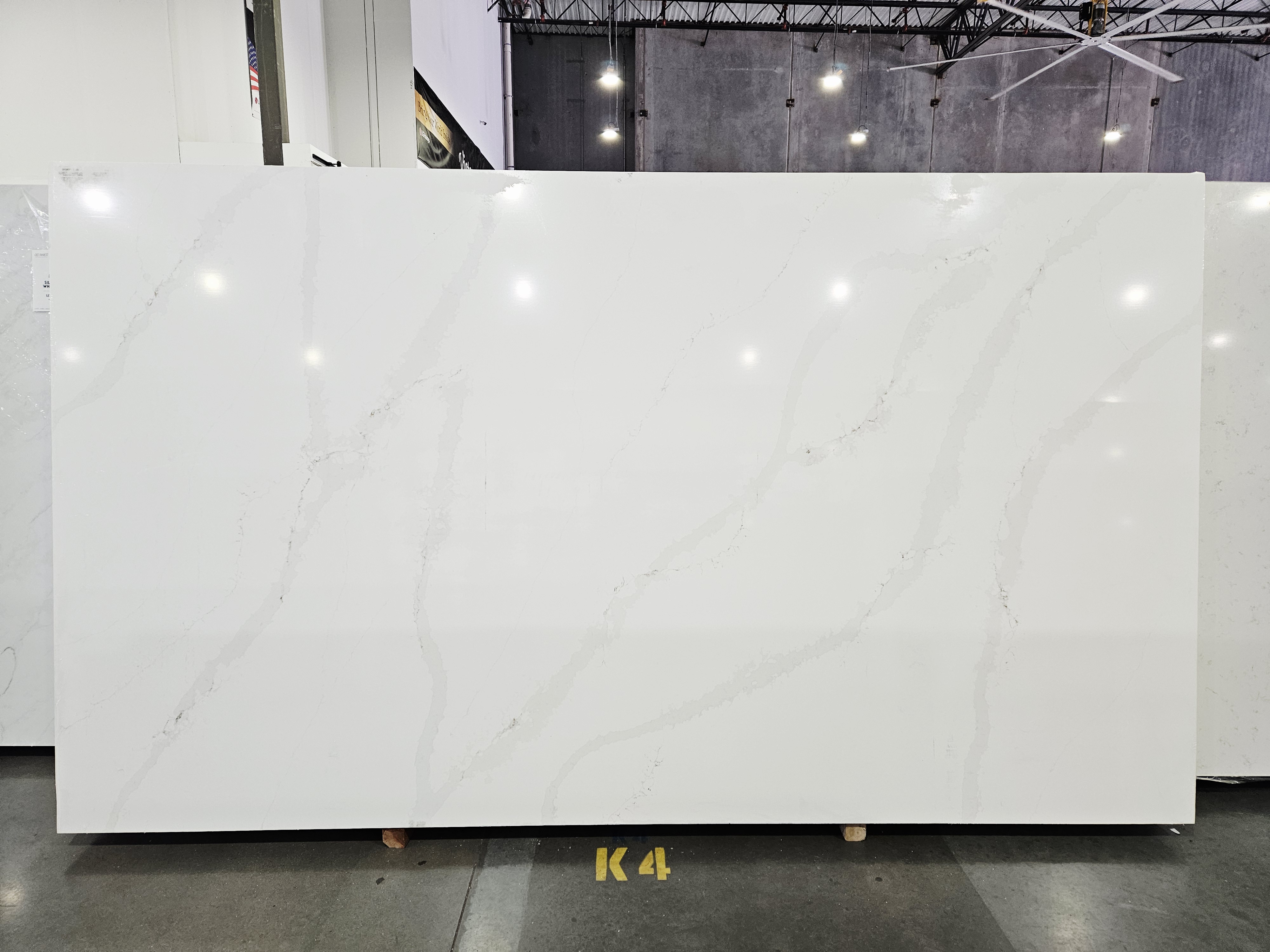 Lote 2125 — 3cm Calacatta Eternal Gold Extra Jumbo Quartz