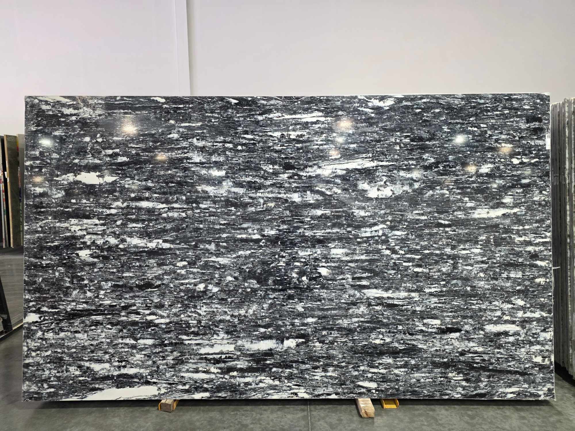 Lote 4361 — Deon - 2cm Vulcanica Jumbo