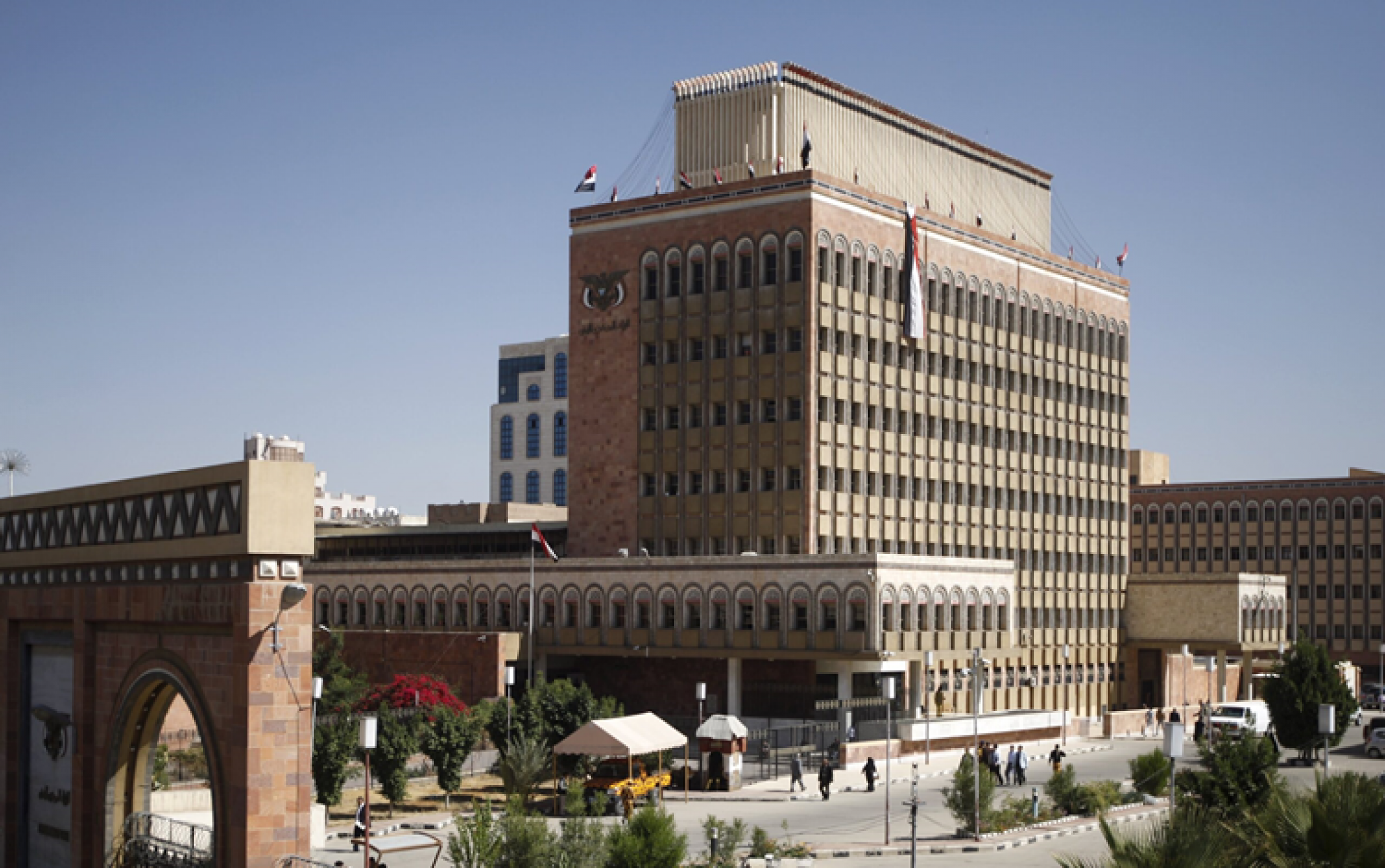 Sana'a Bank: Granting the authority to act to the Bank of Aden reveals the contradiction of the IMF's policies