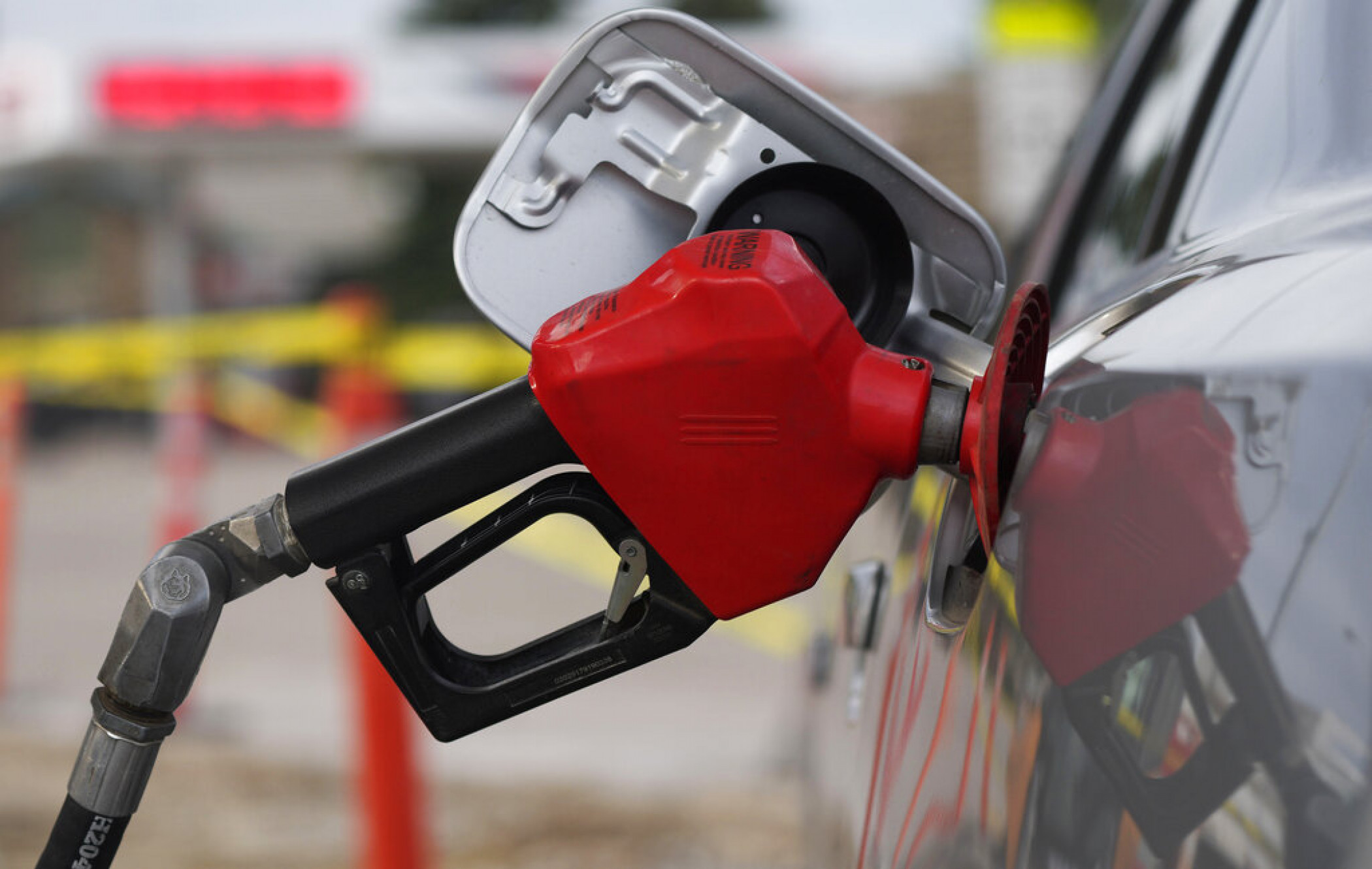 Average US gasoline price falls 45 cents to $4.10 per gallon