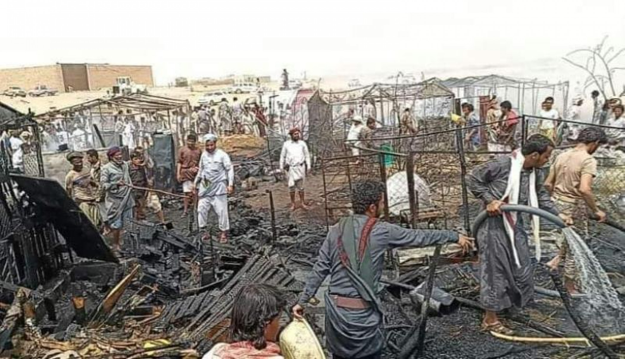 A massive fire devours the camps of seven displaced families in Marib