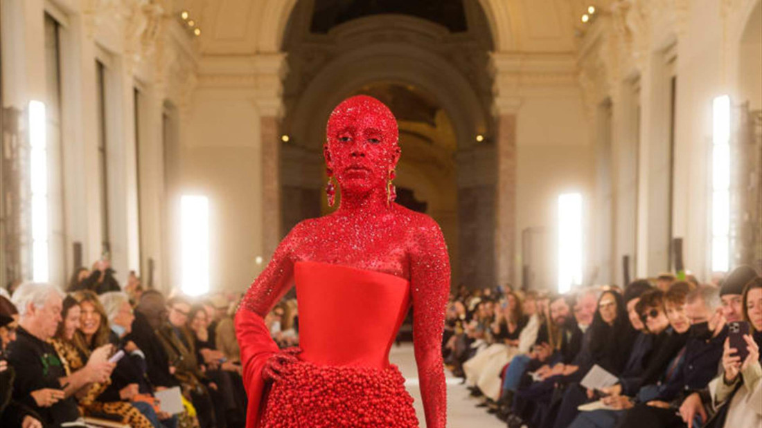 doja cat red swarovski dress Doja Cat covered in 30,000 Swarovski crystals applied by hand at the Schiaparelli Haute Couture show : r/pics