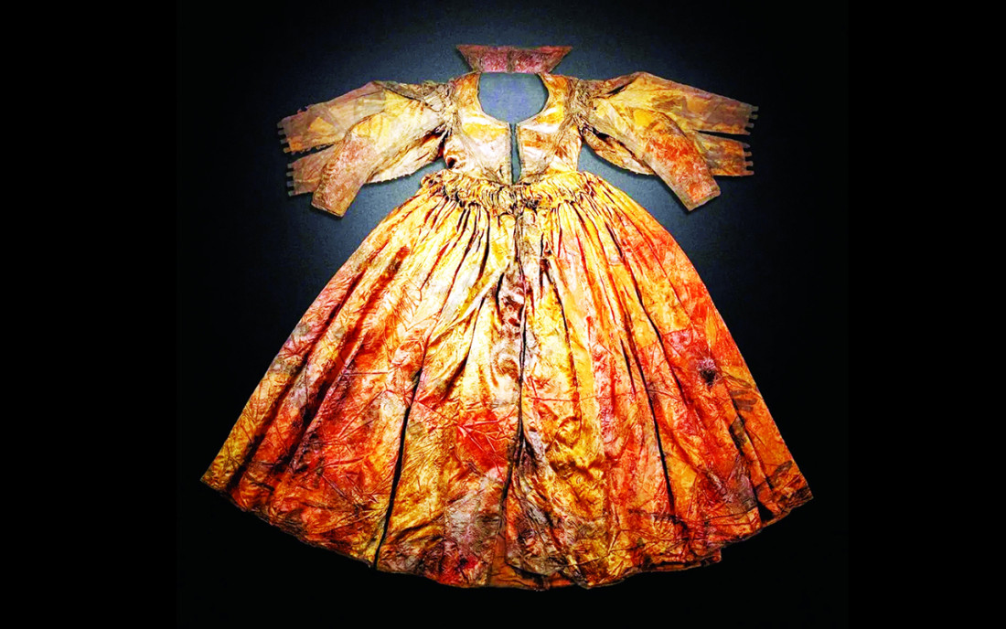 Two silk and gold dresses in a ship that sank 5 centuries ago