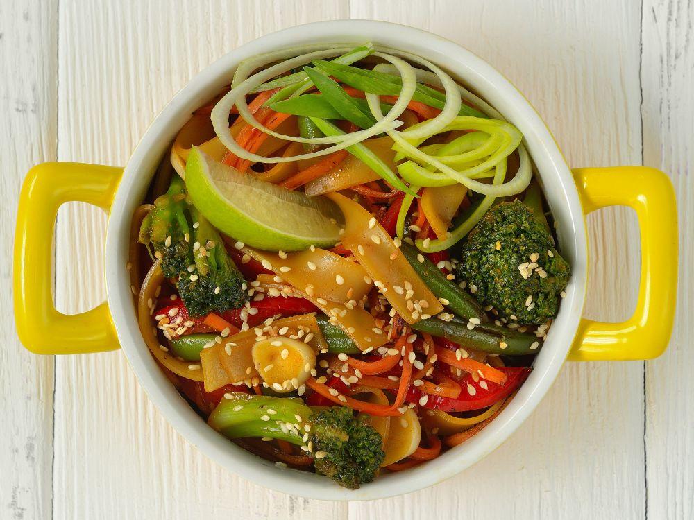 Рисова локшина з овочами в азіатському стилі