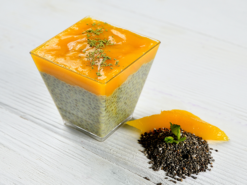 Чіа пудинг з японським чаєм матчу та манговим пюре