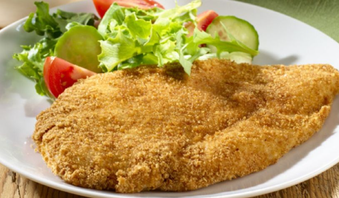 Pechuga empanizada con ensalada
