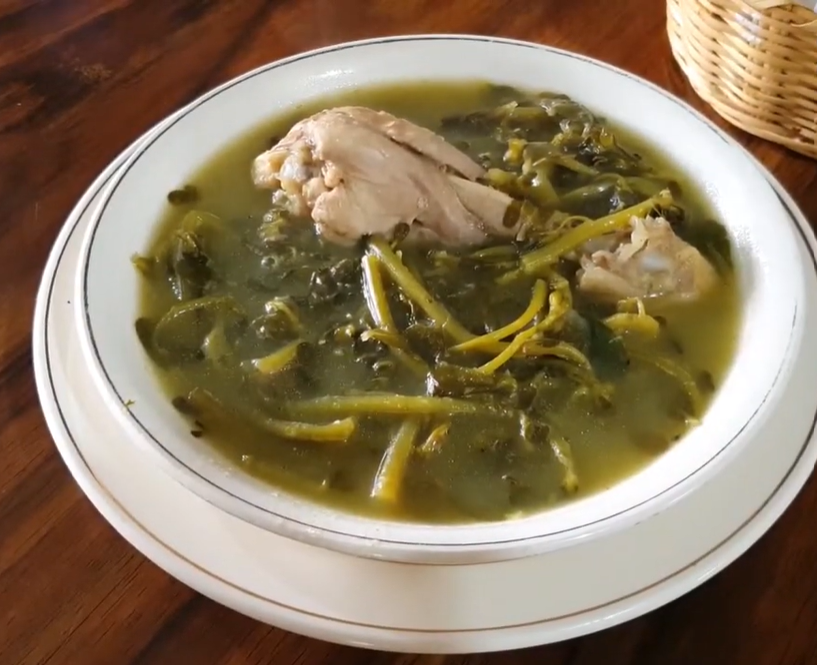 Pollo con verdolagas en salsa verde