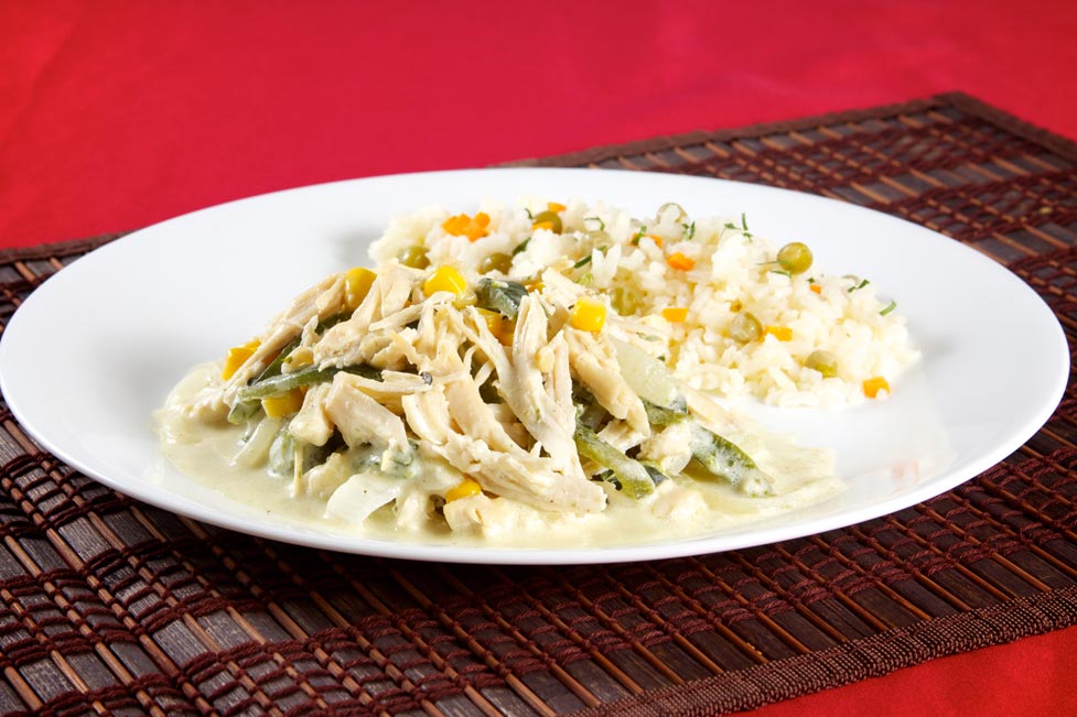 Rajas poblanas con pollo y crema