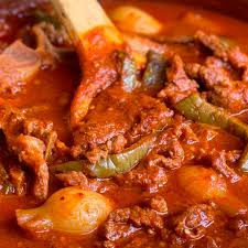 Cerdo en salsa roja con nopales