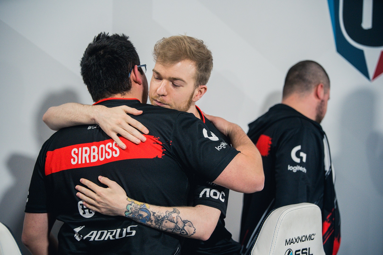 G2 Pengu hugging SirBoss at Six Invitational 2020