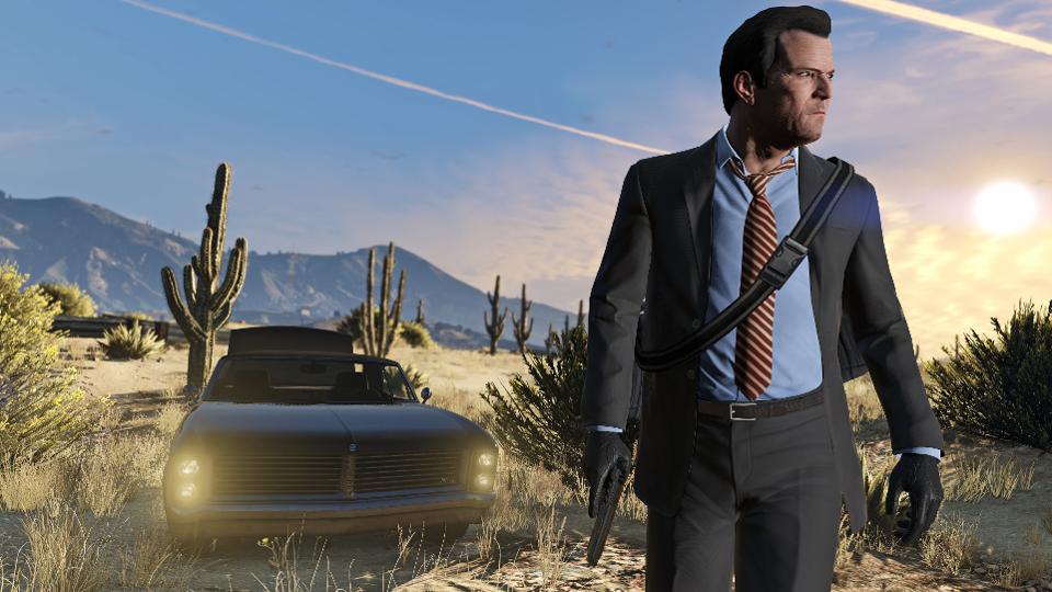 Michael de GTA conduit sa voiture dans le désert