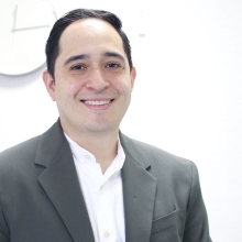 Ampliar imagen: Guillermo Madrid, Implantólogo Cuauhtémoc