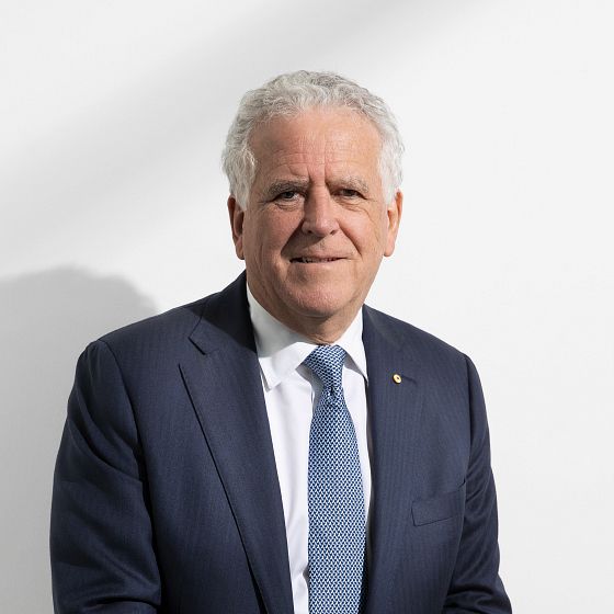 Dr Manny Pohl AM