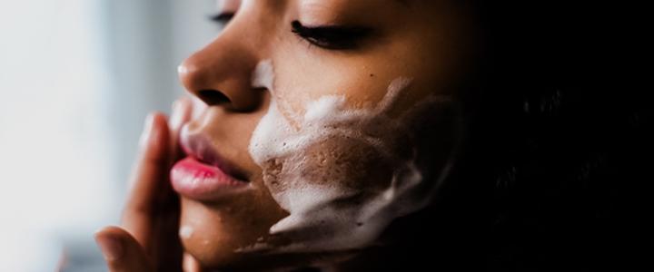 Limpeza de pele profissional: um guia Bioage | Bioage