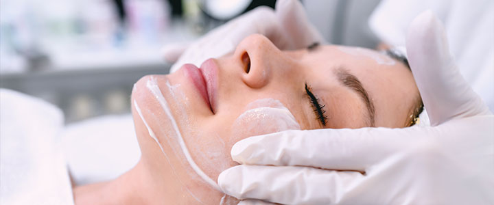 Limpeza de pele profissional: um guia Bioage | Bioage