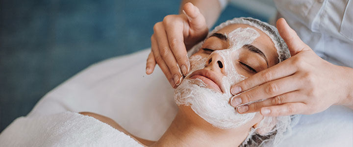 Limpeza de pele profissional: um guia Bioage | Bioage