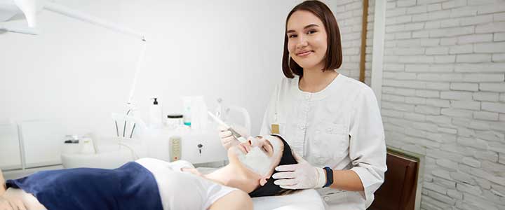 Tônico facial: por que usar em sua clínica de estética? | Bioage