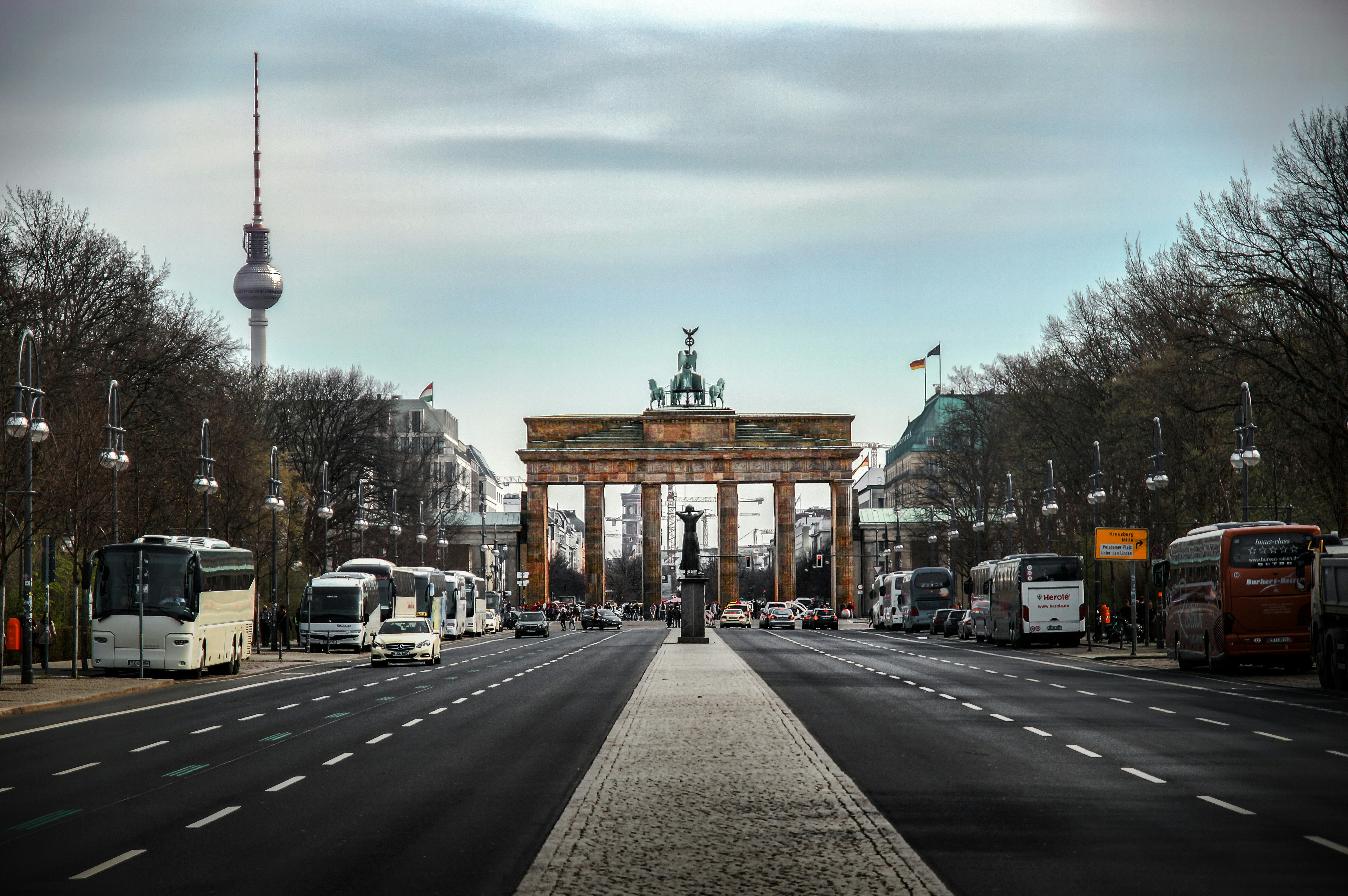 build-a-great-startup-in-2024-with-the-fi-germany-startup-accelerator-berlin hero image