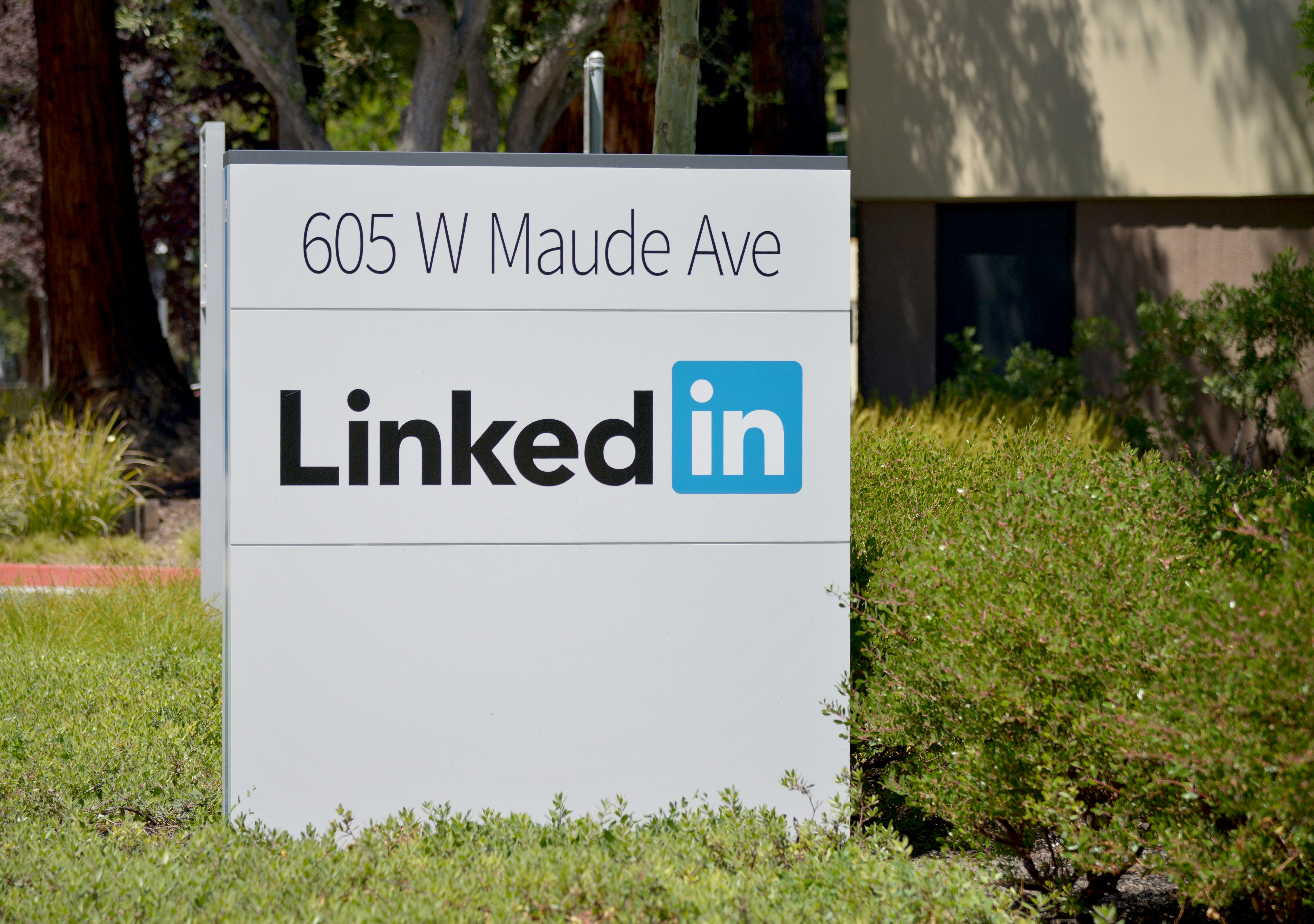 how-to-scale-your-startup-s-network-with-automated-linkedin-outreach hero image