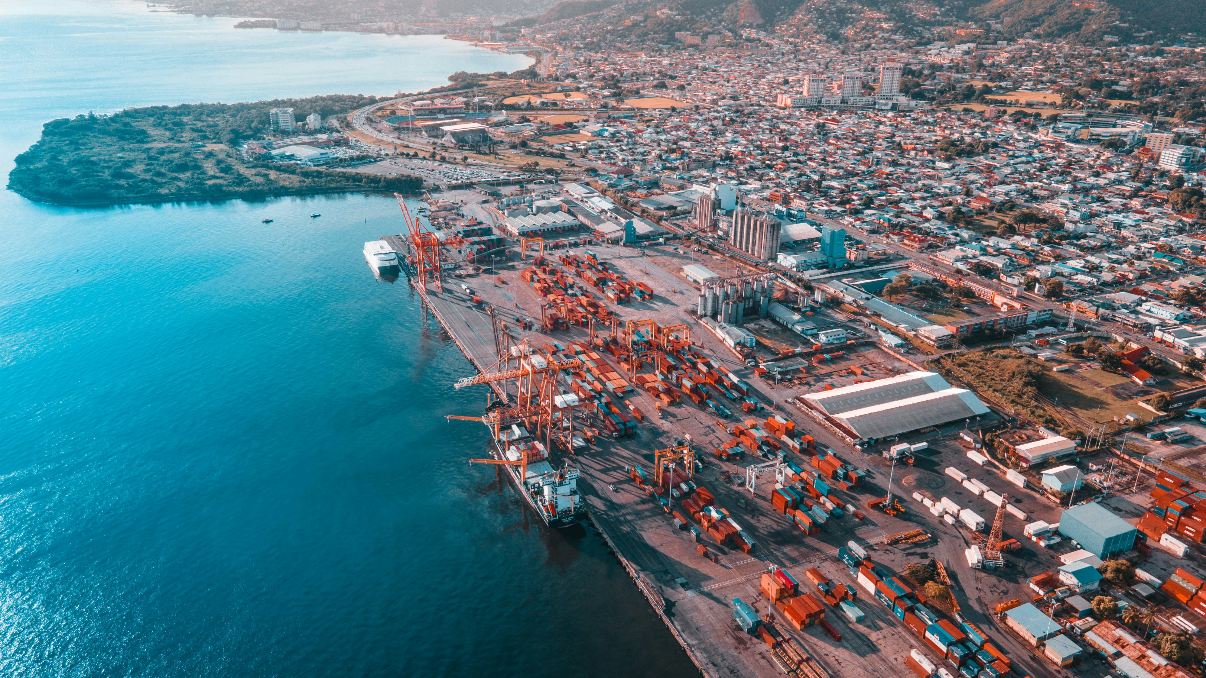 build-a-great-startup-in-2025-with-the-fi-caribbean-startup-accelerator hero image