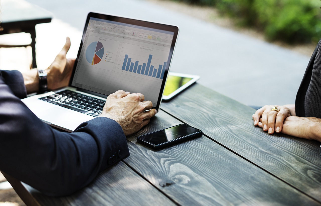 how-you-should-send-your-investor-monthly-updates hero image