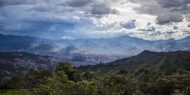 build-a-startup-with-medellin-s-top-investors-and-advisors-fi-medellin-applications-open-now hero image