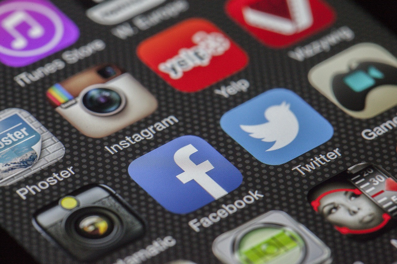social-media-for-startups-everything-you-need-to-make-your-company-stand-out hero image