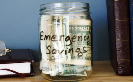 इमरजेंसी फंड कैसे बनाएं: 2025 की अस्थिर अर्थव्यवस्था में सुरक्षित रहने की रणनीति