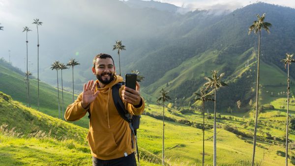Criador-de-conteudo-gravando-stories-com-seu-celular-em-lugar-com-belezas-naturais-na-sua-regiao.jpg