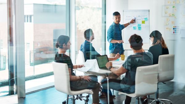 Equipe-de-marketing-definindo-acoes-de-parceria-com-blogueiras-de-viagem.jpg