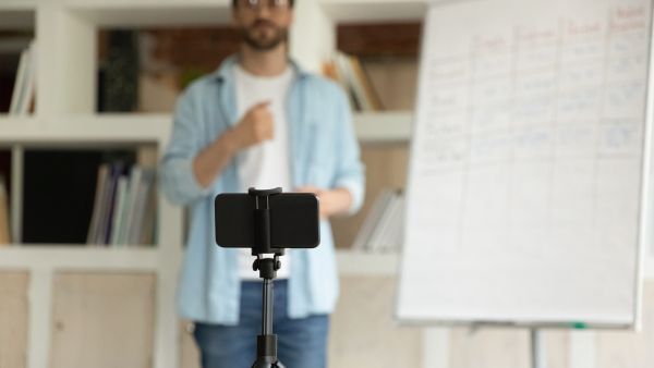 Homem-comecando-a-criar-conteudos-educativos-para-instagram-apenas-com-tripe-simples-e-celular.jpg